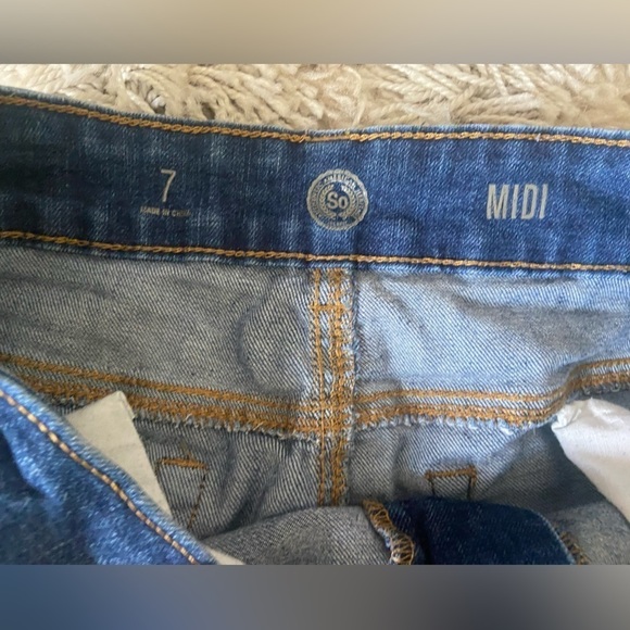 So Denim Jean Shorts MIDI Mom Cuffed Classic 5 Pocket Zip Fly Women’s Size 7 - Picture 3 of 4